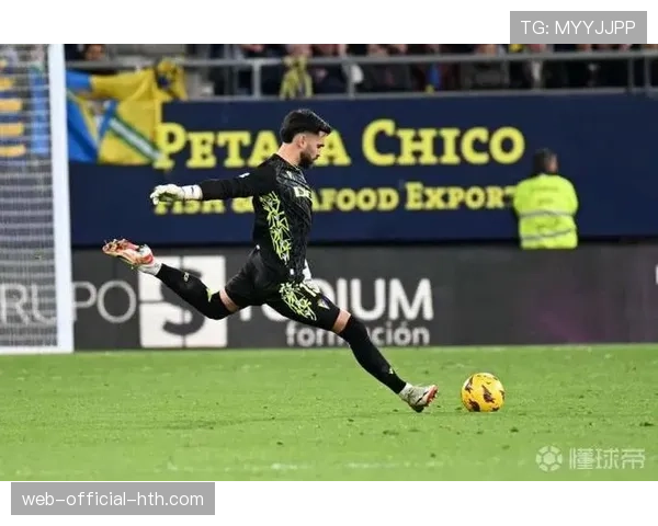 加的斯前锋马蒂射失点球后掩面,门将莱德斯马上前安慰